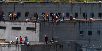 Continúa el motín en una cárcel de Ecuador con policías y guardias retenidos por los presos