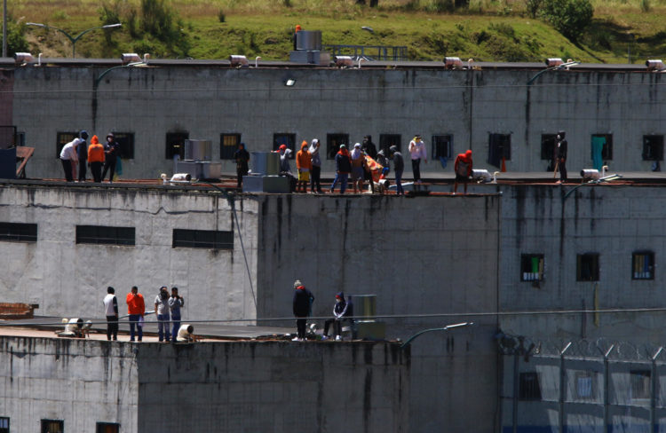 Presos se toman los techos de la cárcel "El Turi", en la ciudad de Cuenca (Ecuador), el 30 de agosto de 2023. EFE/Robert Puglla