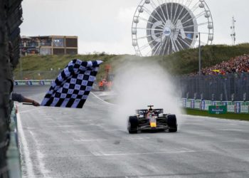 Alonso pone la música en la fiesta de Verstappen