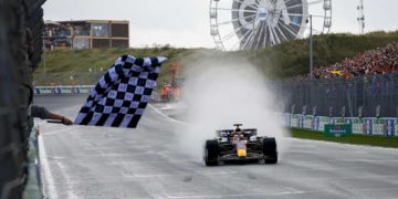 Alonso pone la música en la fiesta de Verstappen