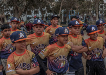 El béisbol, un segundo hogar para los niños venezolanos en Perú