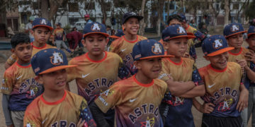 El béisbol, un segundo hogar para los niños venezolanos en Perú