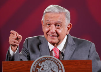 López Obrador considera exagerada la acusación de que sus libros escolares adoctrinan