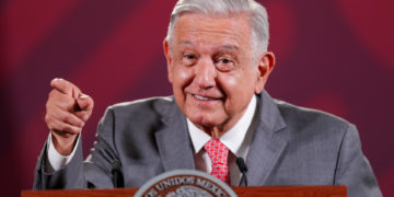 López Obrador considera exagerada la acusación de que sus libros escolares adoctrinan