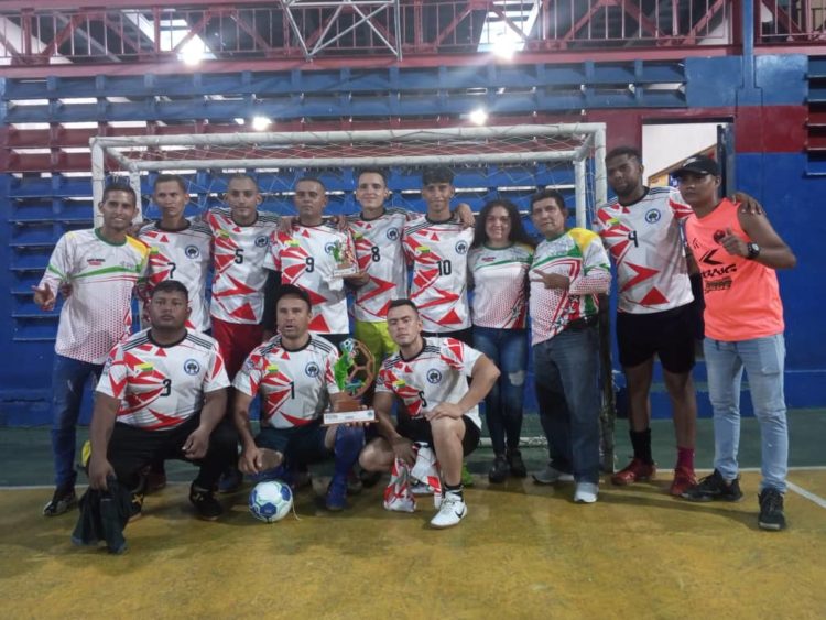 Las autoridades de Carvajal posan con el equipo Deportivo Cristo Vive que estrenó su camiseta de campeón (Gráficas: Miguel Albarrán y Cortesía Iamd-Carvajal)
