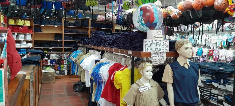 Poder adquisitivo incide en las compras de prendas escolares. Fotos Gilcely Linares