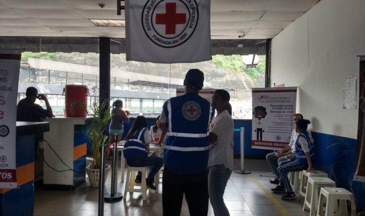Punto de atención de la Cruz Roja Venezolana en el Terminal La Bandera.  📸 Diana Maitta