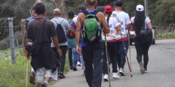 Peregrinos reciben apoyo para hacer su recorrido de fe al Santo Cristo 