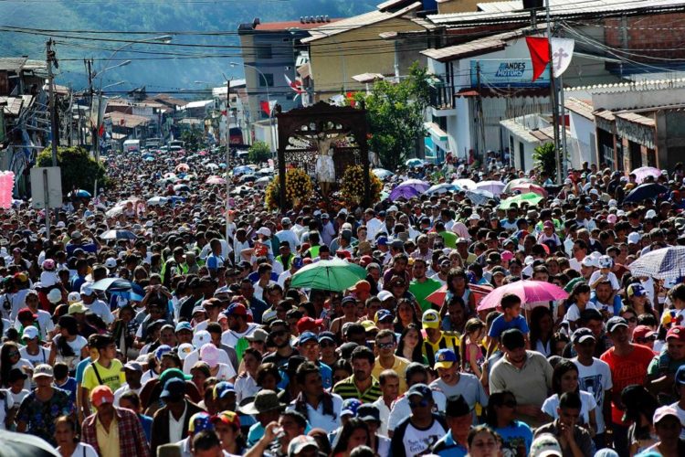 Peregrinos de todos los rincones del Táchira y de Venezuela se reunen todos los agostos para rendir tributo al Santo Cristo de La Grita. Foto: Carlos Eduardo Ramírez