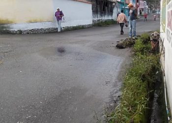 Fuga de agua en Bisnacá parte baja daña vía y socava bases de vivienda
