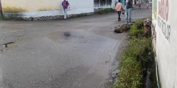 Fuga de agua en Bisnacá parte baja daña vía y socava bases de vivienda
