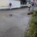 Fuga de agua en Bisnacá parte baja daña vía y socava bases de vivienda