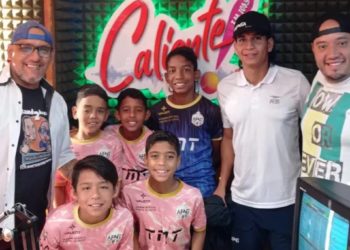 Cinco niños en el grupo de relevo del Caracas Futbol Club