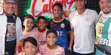 Cinco niños en el grupo de relevo del Caracas Futbol Club