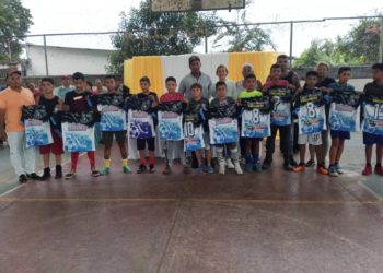 Entregan uniformes deportivos a la Escuela de Fútbol Sala Astros de Zona Rica