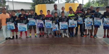 Entregan uniformes deportivos a la Escuela de Fútbol Sala Astros de Zona Rica