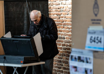 Demoras, petición de voto y participación normal mediada la jornada electoral argentina