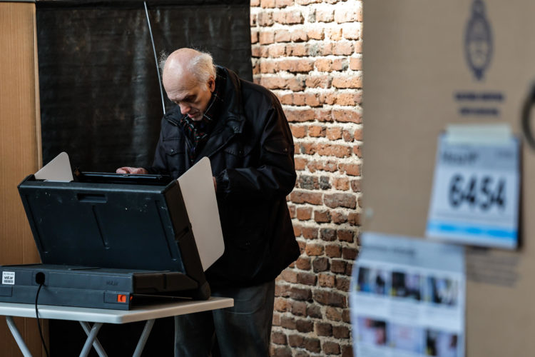 Ciudadanos votan en las elecciones primarias hoy, en un colegio electoral de Buenos Aires (Argentina). EFE/ Juan Ignacio Roncoroni