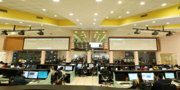 La misión espacial de la India logra con éxito alunizar en el polo sur de la Luna