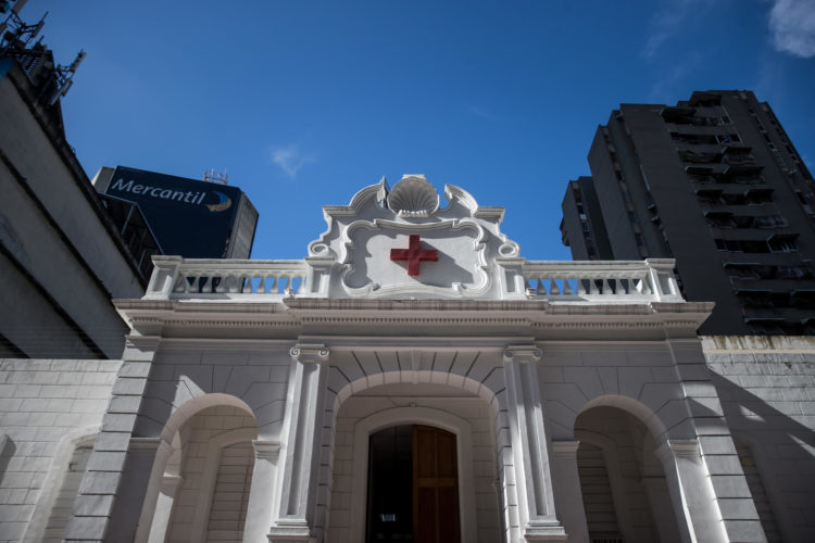 Fotografía de archivo, tomada el pasado 12 de junio, en la que se registró en frontispicio de la sede de la Cruz Roja de Venezuela, en la capital venezolana. EFE/Miguel Gutiérrez