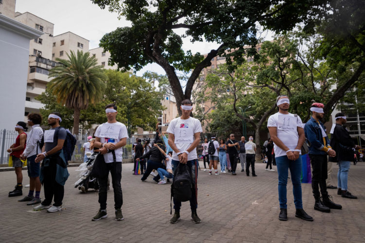 Activistas participan en una protesta contra la "criminalización" de la comunidad LGBTI, en Caracas (Venezuela). EFE/Rayner Peña R.