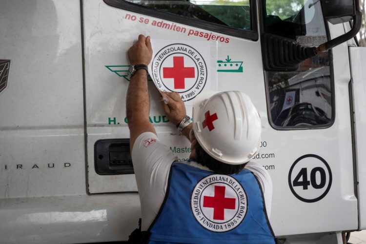 Vista de un trabajador de la Cruz Roja Venezolana, en una fotografía de archivo. EFE/Rayner Peña