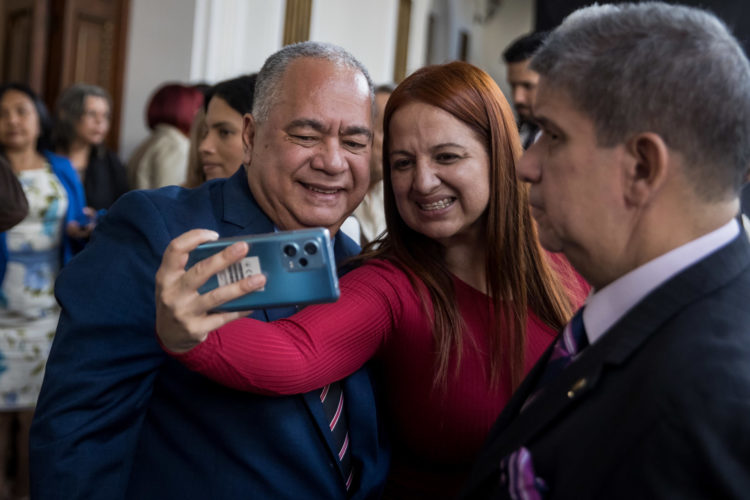 Elvis Amoroso se retira del Hemiciclo de Sesiones del Palacio Federal Legislativo de la Asamblea Nacional, ayer en Caracas (Venezuela). EFE/ Miguel Gutiérrez