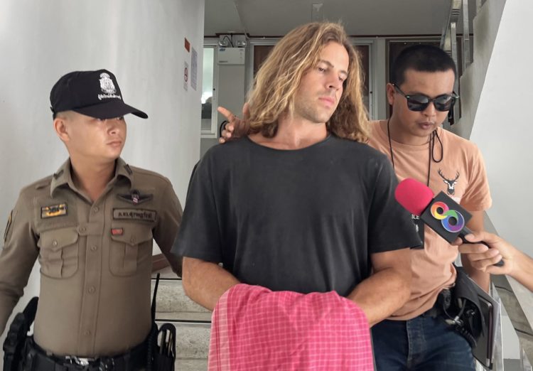 El español Daniel Sancho este martes custodiado por agentes de policía tailandeses. EFE/EPA/SOMKEAT RUKSAMAN