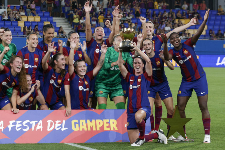 Las jugadoras del Barcelona celebran su victoria en el Trofeo Joan Gamper femenino que FC Barcelona y Juventus han disputado este jueves en el estadio Johan Cruyff de la localidad barcelonesa de Sant Joan Despí. EFE/Quique García