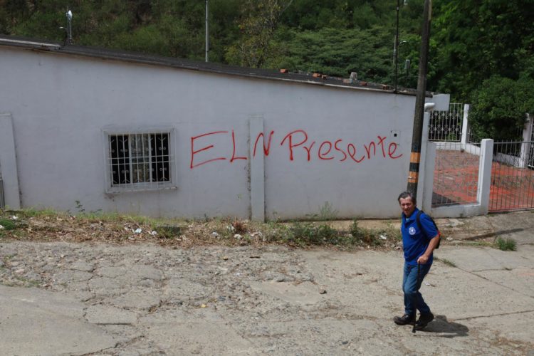 Un hombre camina frente a una casa marcada con un grafiti del grupo guerrillero del ELN en Cúcuta (Colombia). Foto de archivo. EFE/ Mario Caicedo