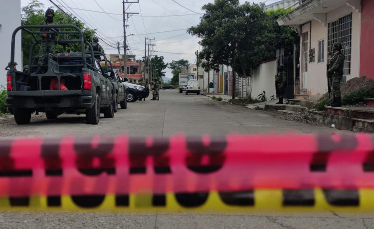 Tropas del Ejército Mexicano vigilan hoy la zona en donde se localizaron varios cuerpos desmembrados, en el municipio de Poza Rica, estado de Veracruz (México). EFE/Édgar Escamilla