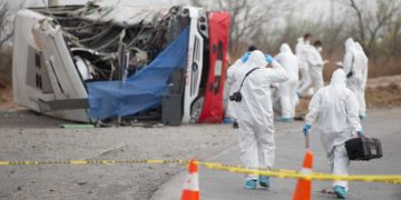 Suben a 16 los muertos tras el choque de un autobús que transportaba venezolanos en México