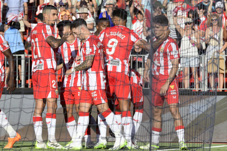 Los jugadores de la UD Almería celebran el gol de su equipo (anotado por Sergio Arribas) frente al Real Madrid durante el partido correspondiente a la jornada 2en Power Horse Stadium de Almería.- EFE/Carlos Barba