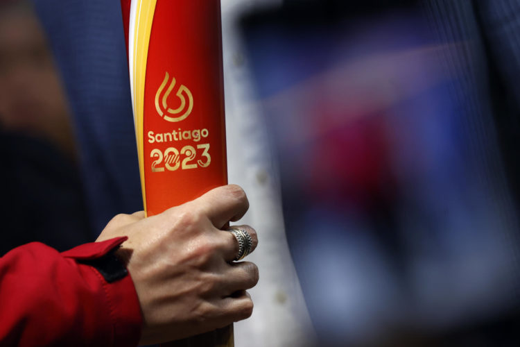 Fotografía de la antorcha oficial de los Juegos Panamericanos y Parapanamericanos 2023, durante una ceremonia oficial, hoy en Santiago (Chile). EFE/Elvis González
