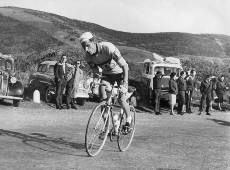 "El Aguila de Toledo", Bahamontes, sube en solitario el Solluble durante la escapada que realizó a poco de darse la salida y hasta la meta de Bermeo donde se proclamó Campeón de España de Montaña. EFE/Cecicilio/rba