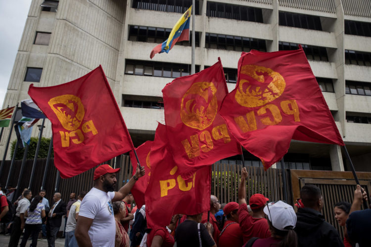 Militantes del Partido Comunista de Venezuela (PCV) se manifiestan en las inmediaciones del Tribunal Supremo de Justicia (TSJ), en Caracas (Venezuela), en una fotografía de archivo. EFE/ Miguel Gutiérrez