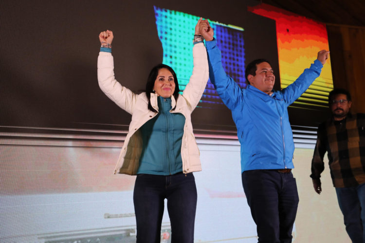 La candidata a la presidencia de Ecuador, Luisa González, acompañada de su fórmula vicepresidencial Andrés Arauz, saludan a sus seguidores hoy en Quito (Ecuador). EFE/ Jose Jacome