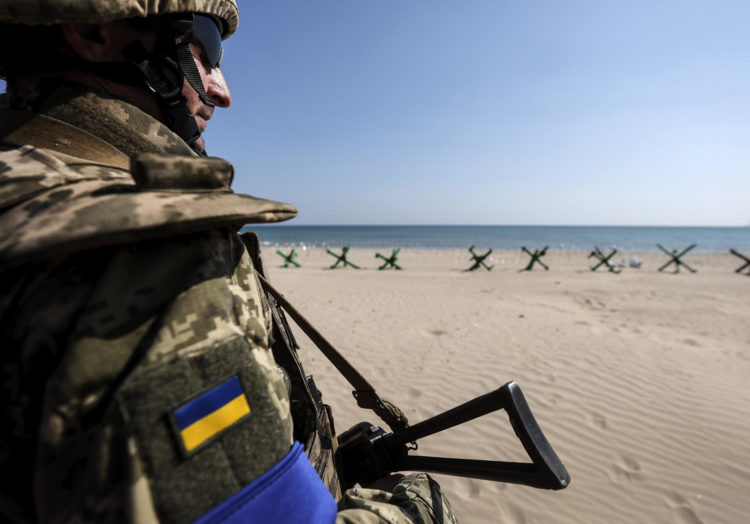 Un soldado ucraniano monta guardia en una de las playas que rodean la ciudad de Odesa. EFE/Manuel Bruque