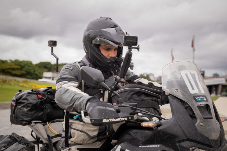 El viajero y motero argentino Sebastian Villanueva conduce con su moto por una autopista durante su ruta Ushuaia (Argentina) - Alaska (Estados Unidos), el 26 de julio de 2023, en Caracas (Venezuela). EFE/ Rayner Peña R.