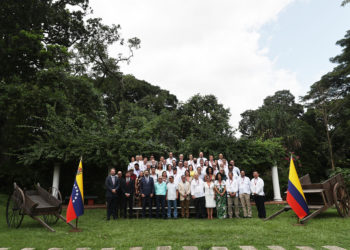 El Gobierno colombiano y el ELN manifiestan su «disposición de trabajo» en una plenaria en Caracas