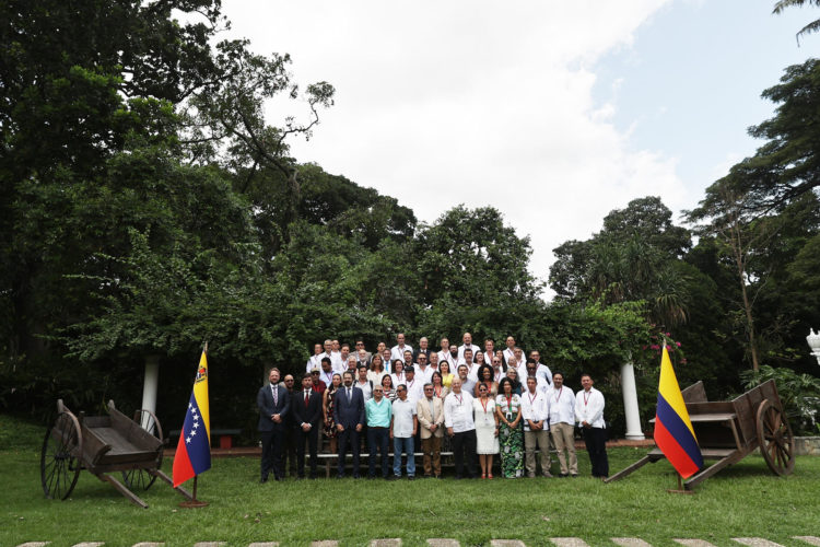 Las delegaciones del Ejército de Liberación Nacional (ELN) y del Gobierno colombiano posan durante el inicio del cuarto ciclo de negociaciones, en Caracas (Venezuela), este 14 de agosto de 2023. EFE/Miguel Gutiérrez