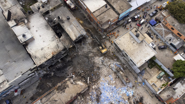 Fotografía de la zona de la explosión y posterior incendio registrados el lunes en el centro de San Cristóbal (República Dominicana). EFE/Orlando Barría