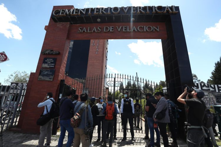 Fotografía de la entrada a la sala funeraria donde será velado el cuerpo del candidato presidencial Fernando Villavicencio hoy, en Quito (Ecuador). EFE/José Jácome