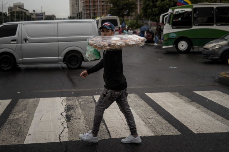 Un joven trabaja en la venta ambulante de alimentos, el 3 de agosto de 2023 en Caracas (Venezuela). EFE/MIGUEL GUTIÉRREZ