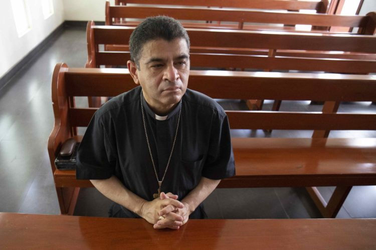 Fotografía de archivo, tomada el 20 de mayo de 2022, en la que se registró al obispo nicaragüense Rolando Álvarez, quien purga una pena de 26 años de prisión por presunta "traición a la patria", en Managua (Nicaragua). EFE/Jorge Torres