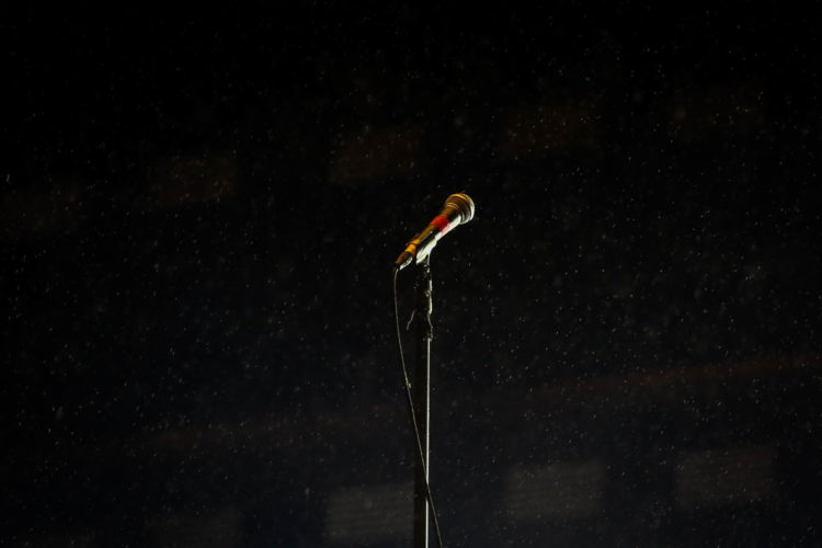 Fotografía de archivo de un micrófono antes de un concierto. EFE/Fernando Bizerra Jr.