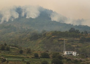 El fuego en la isla española de Tenerife «está fuera de capacidad de extinción»