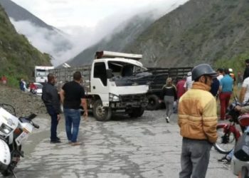 Choque de dos camiones en la Variante dejó tres lesionados