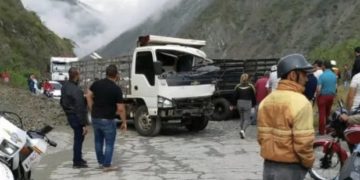 Choque de dos camiones en la Variante dejó tres lesionados