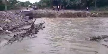 Llovió y colapsó el puente provisional sobre río Onia